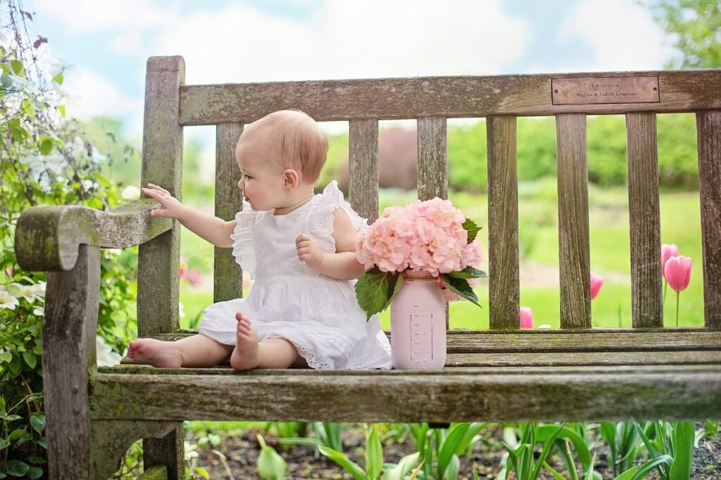 5 astuces pour aider bébé à boire seul