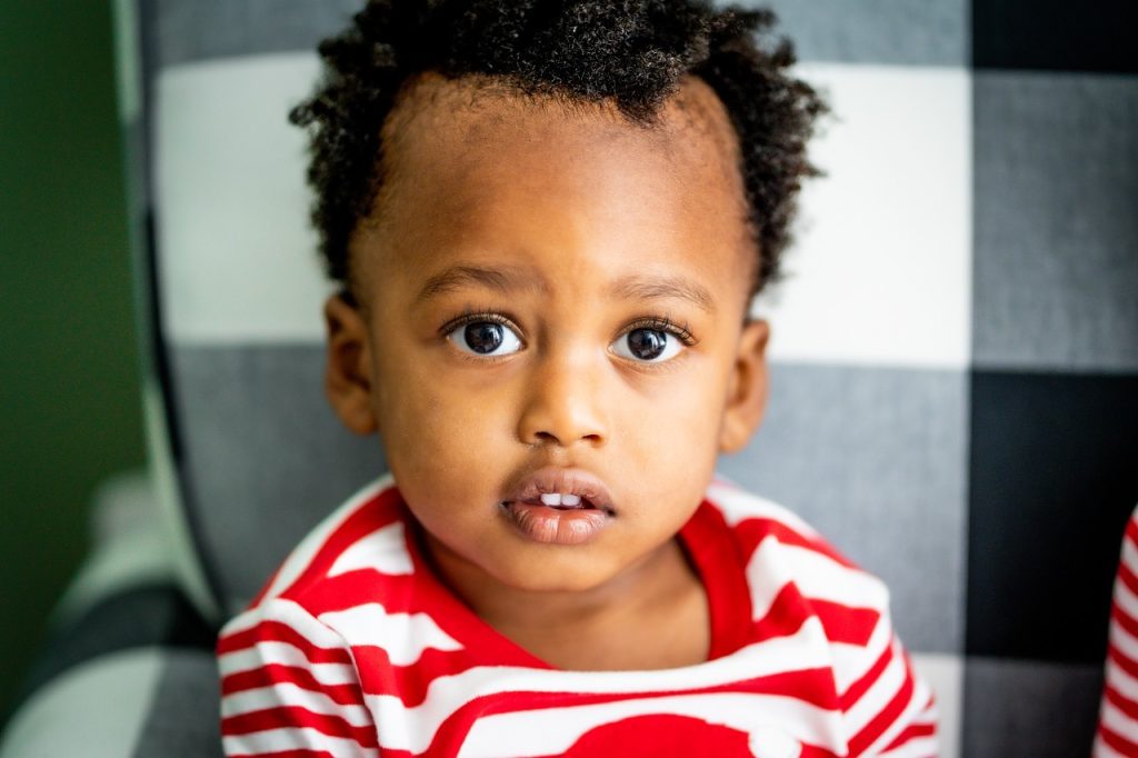Bébé claque langue : que faire ?