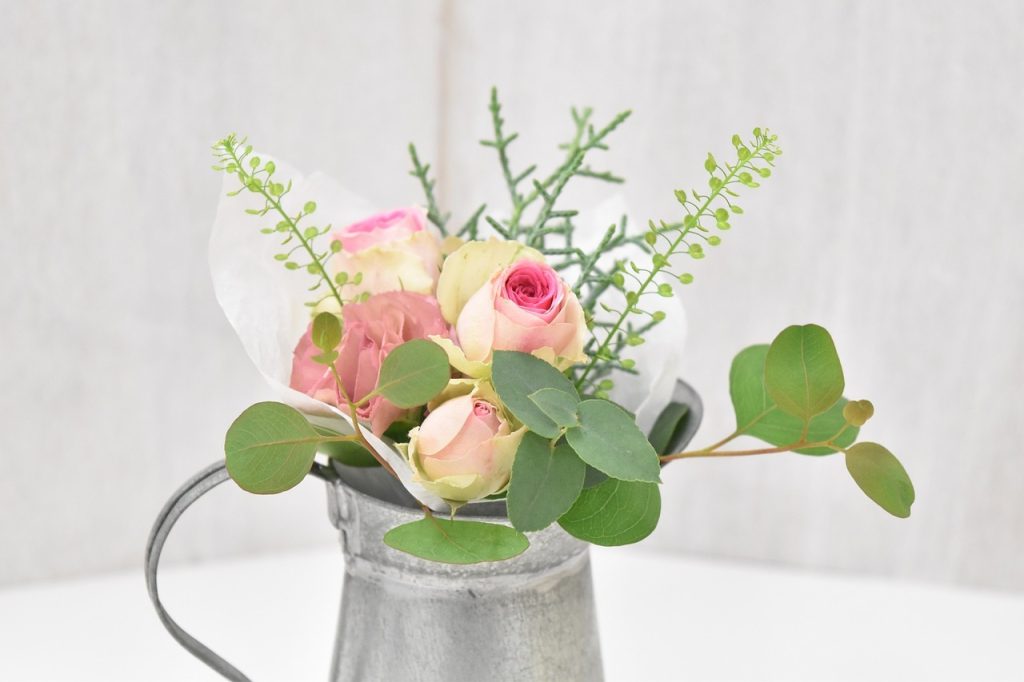 Comment faire un bouquet de fleurs dans un pot ?