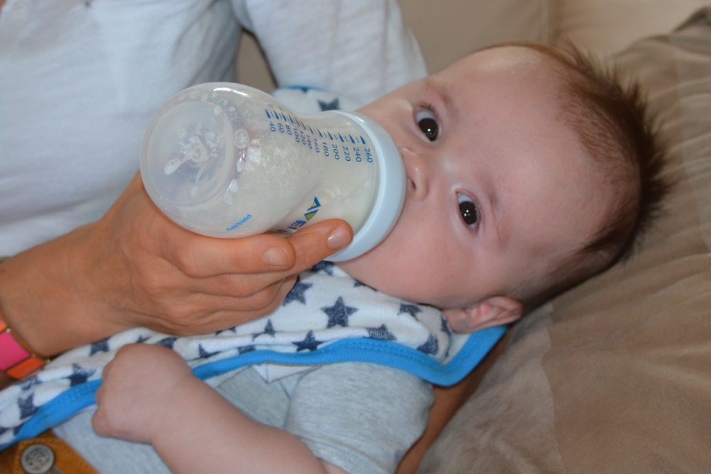 Choisir un lait artificiel premier âge pour bébé