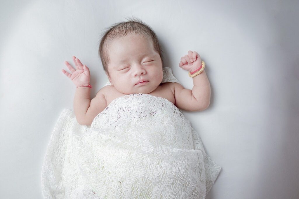 Nettoyer les yeux de bébé en toute sécurité : comment procéder ?