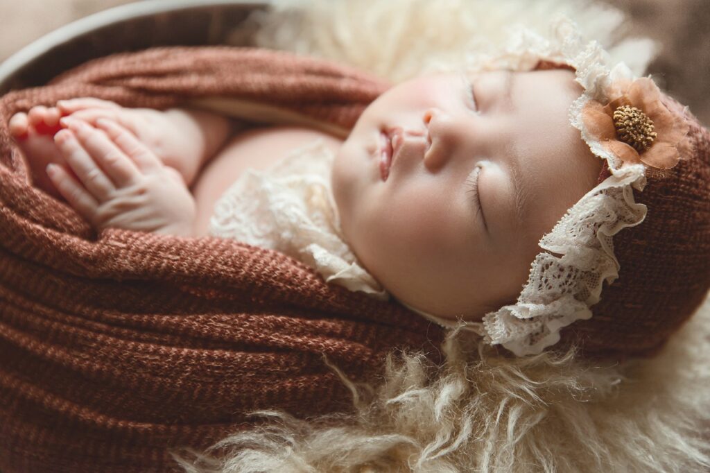 Bébé moche ou simplement unique ? Un regard sur la beauté atypique de nos nouveaux-nés
