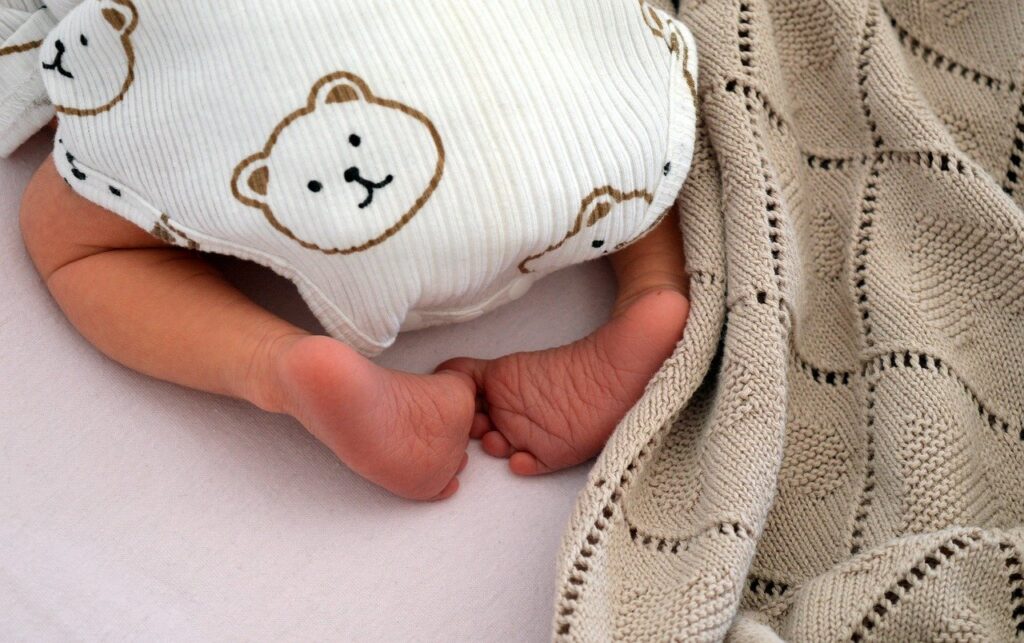 Tout savoir sur les selles glaireuses de bébé et comment les traiter