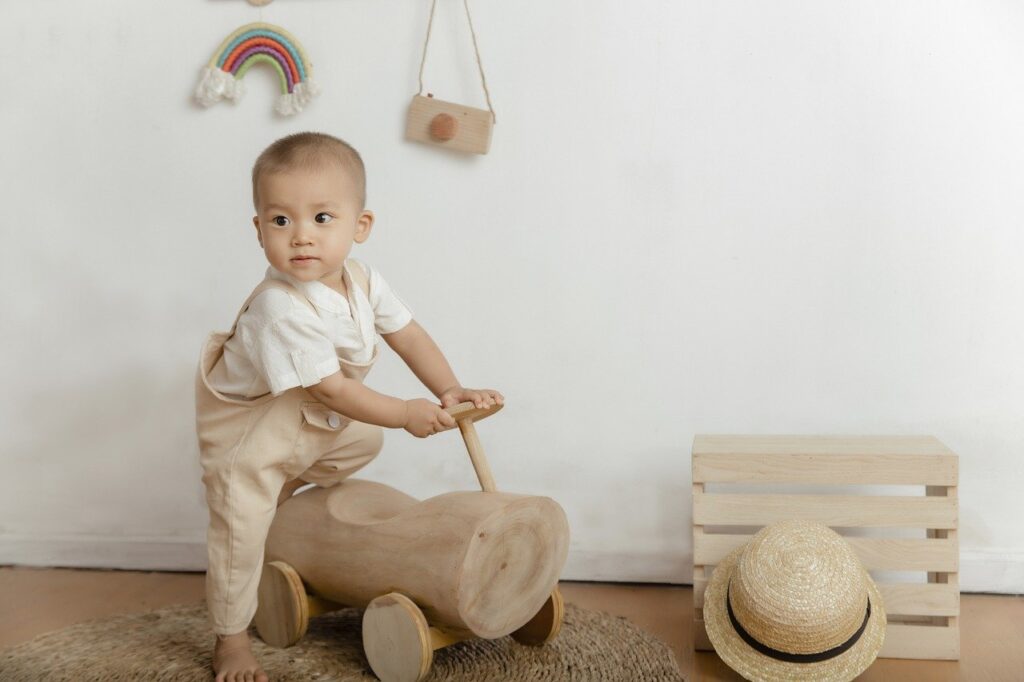 Le jalons du développement de bébé : à quel âge les bébés commencent-ils à marcher ?